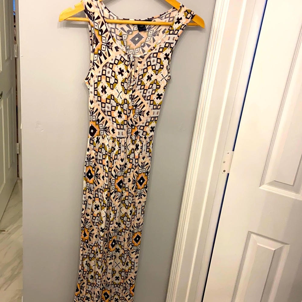 French connection long casual dress with pink Black and Tan colors. Gorgeous.